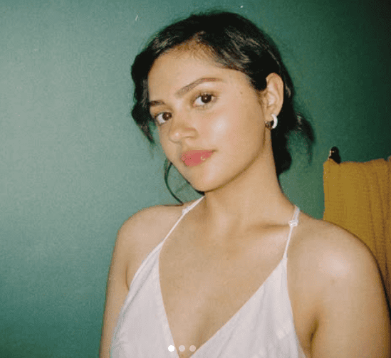 SAIYAARA HINDI MOVIE HEROINE ANEET PADDA HOT PIC CLEAVAGE